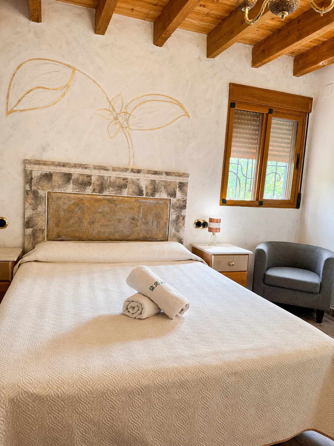 Habitación con techos de madera