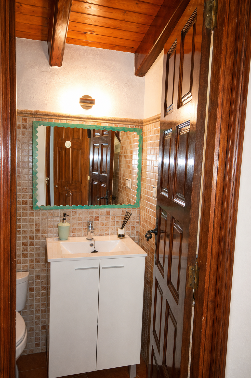Baño con acabados artesanales