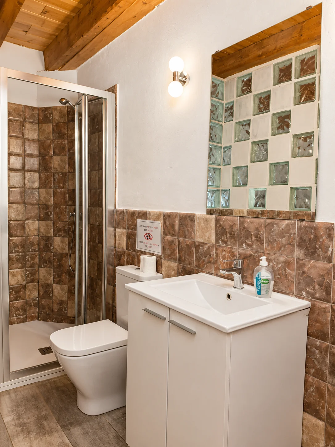 Baño con detalles pintados a mano